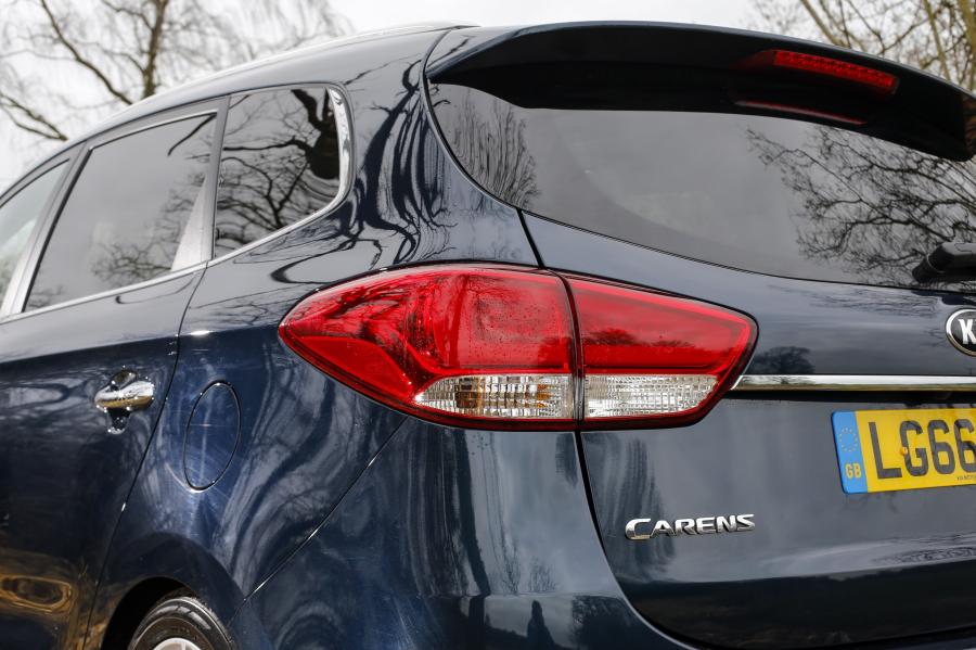 Детали экстерьера Kia Carens EcoDynamics 2016 года  (UK) (фото 3 из 17)